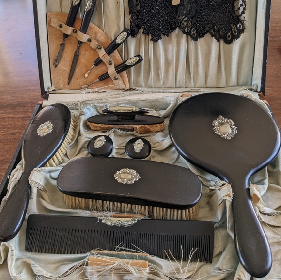 Victorian Vanity Set from the 1800s - Picture 2 of 7